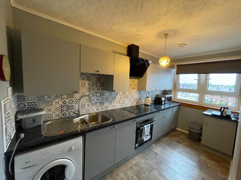 West End Hidden Gem - Modern 2-Bedroom Apartment With Residents Patio Glasgow Dış mekan fotoğraf