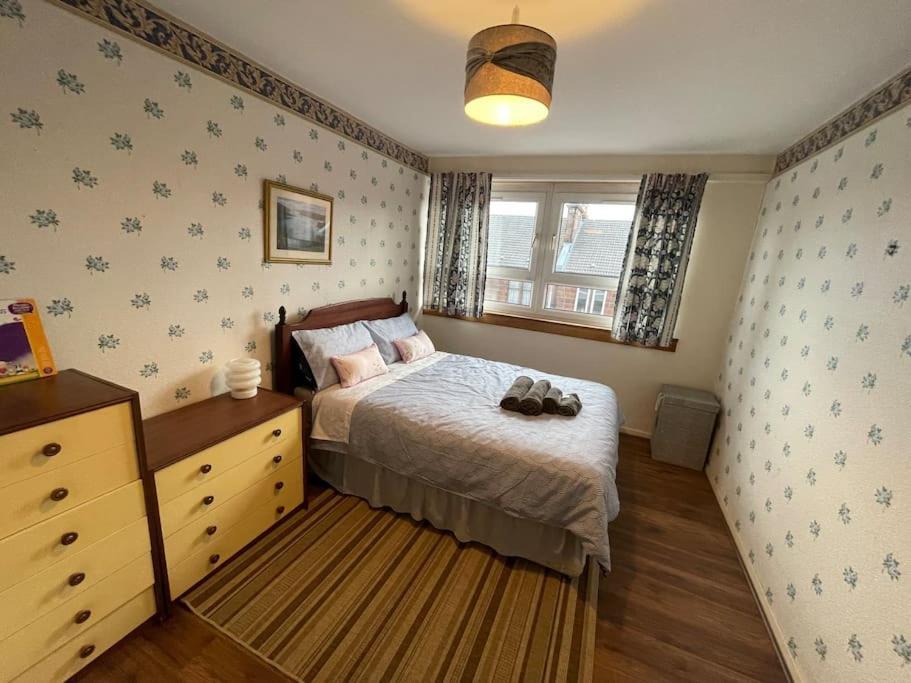 West End Hidden Gem - Modern 2-Bedroom Apartment With Residents Patio Glasgow Dış mekan fotoğraf