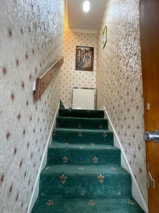 West End Hidden Gem - Modern 2-Bedroom Apartment With Residents Patio Glasgow Dış mekan fotoğraf