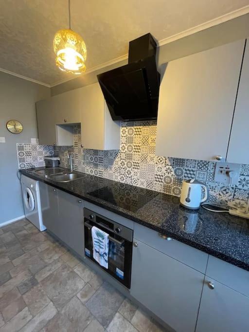 West End Hidden Gem - Modern 2-Bedroom Apartment With Residents Patio Glasgow Dış mekan fotoğraf