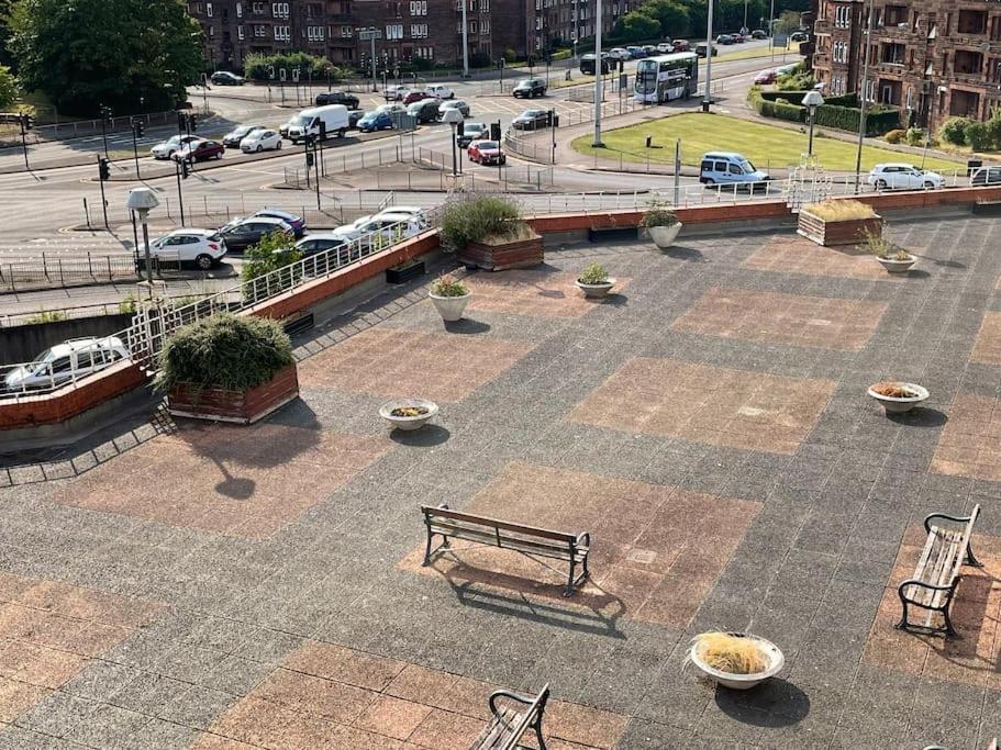 West End Hidden Gem - Modern 2-Bedroom Apartment With Residents Patio Glasgow Dış mekan fotoğraf