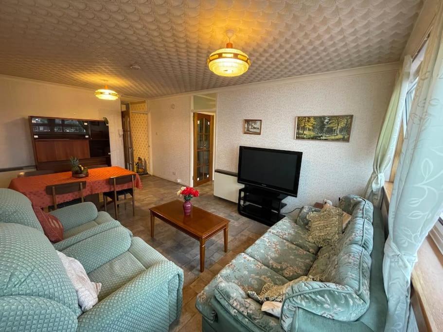 West End Hidden Gem - Modern 2-Bedroom Apartment With Residents Patio Glasgow Dış mekan fotoğraf