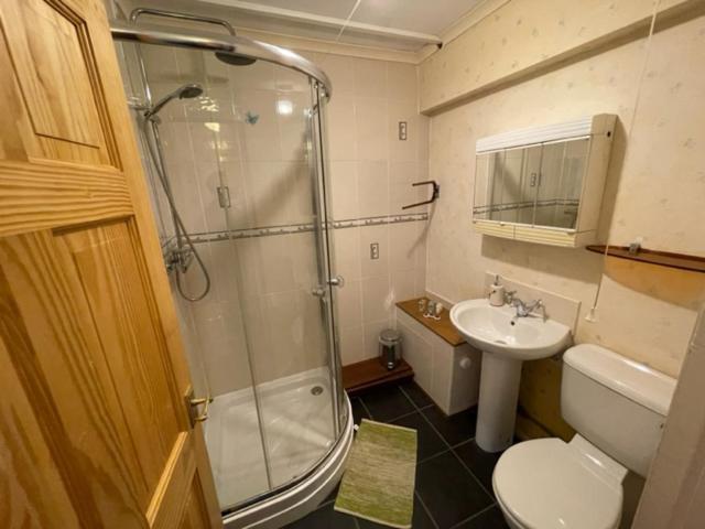 West End Hidden Gem - Modern 2-Bedroom Apartment With Residents Patio Glasgow Dış mekan fotoğraf