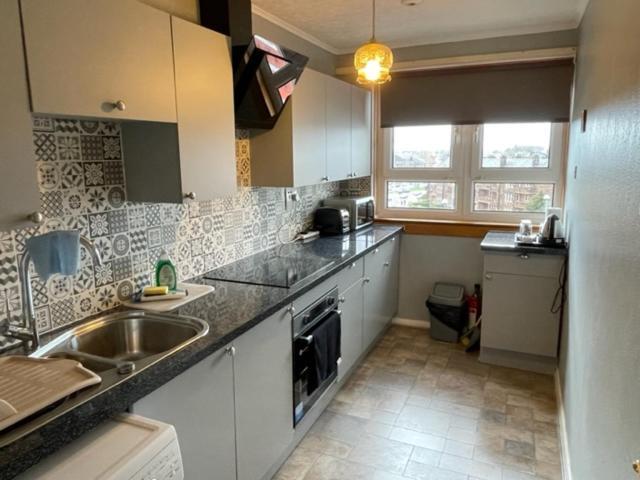 West End Hidden Gem - Modern 2-Bedroom Apartment With Residents Patio Glasgow Dış mekan fotoğraf