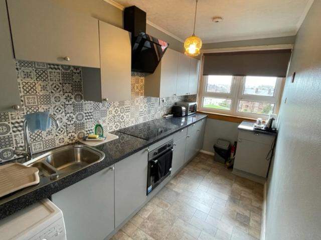 West End Hidden Gem - Modern 2-Bedroom Apartment With Residents Patio Glasgow Dış mekan fotoğraf